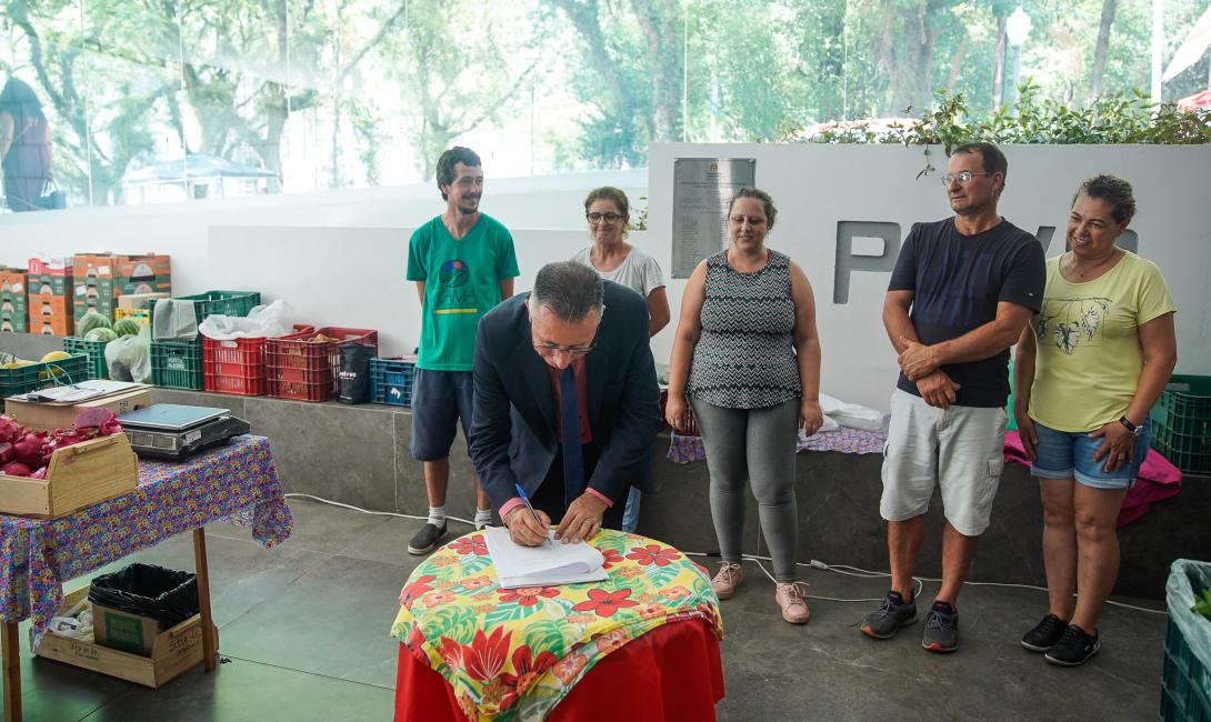 Capa Presidente da ALRS assina termo de funcionamento da Feira Agroecológica na Assembleia