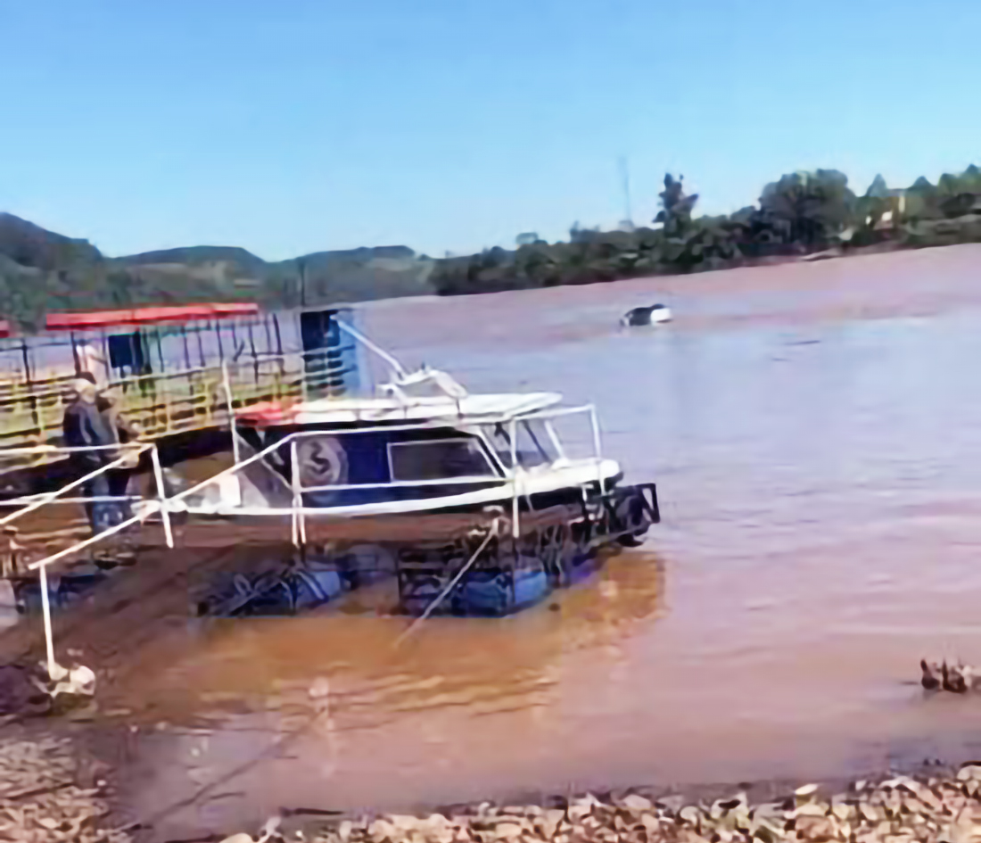 Capa Veículo cai no Rio Uruguai durante travessia de balsa com motorista dentro