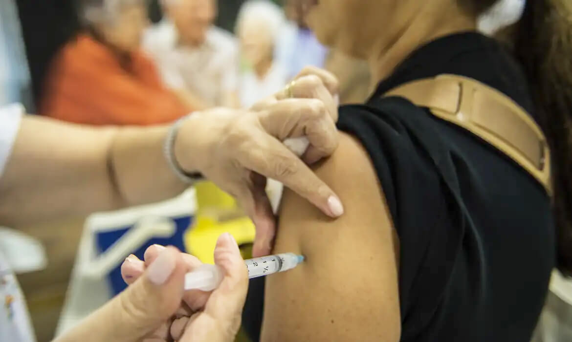 Capa Vacinação contra a gripe agora faz parte do calendário permanente