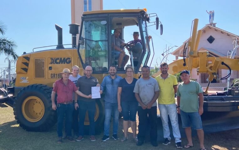 Capa Ametista do Sul: município recebe motoniveladora nova