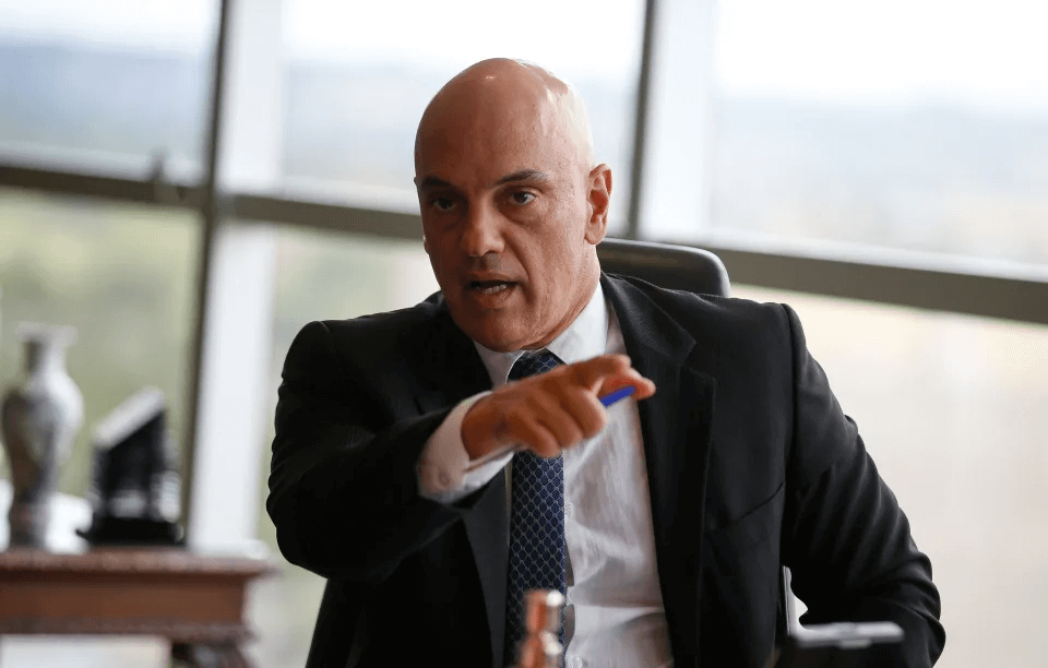 Capa Alexandre de Moraes proíbe bloqueios de trânsito em todo o país