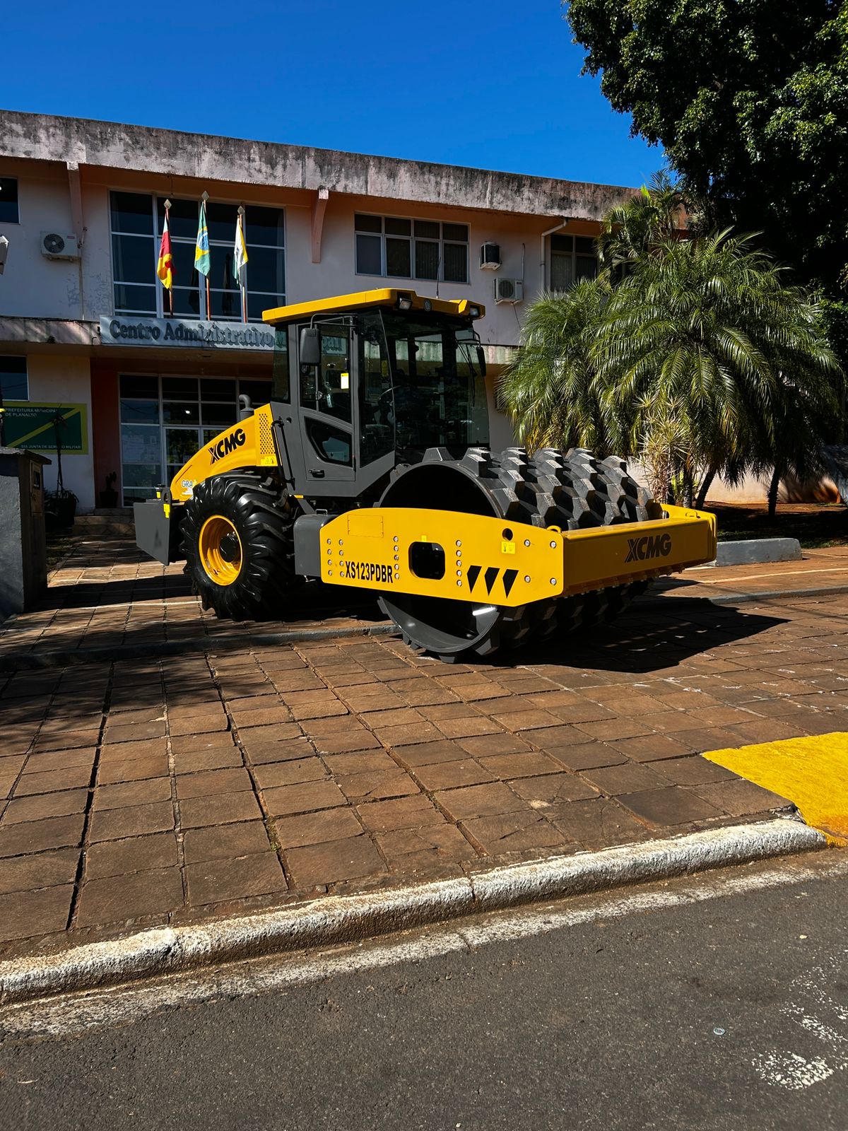Capa Planalto recebe novo rolo compactador para reforçar obras e serviços de infraestrutura