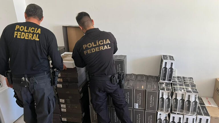 Capa Operação Rota do Vinho realiza mandados de busca e apreensão na região Noroeste