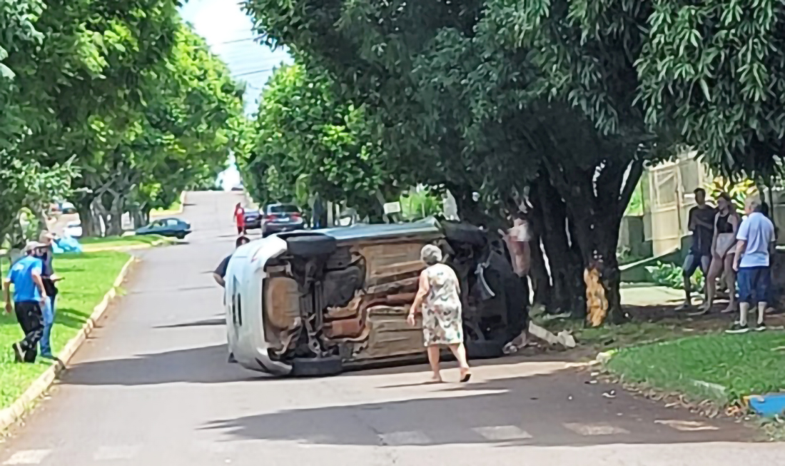 Capa Veículo colide em árvore e tomba no centro de Três Passos