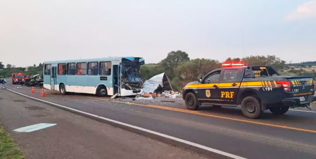 Capa Acidente entre ônibus e caminhão deixa um morto e 18 feridos na BR-293