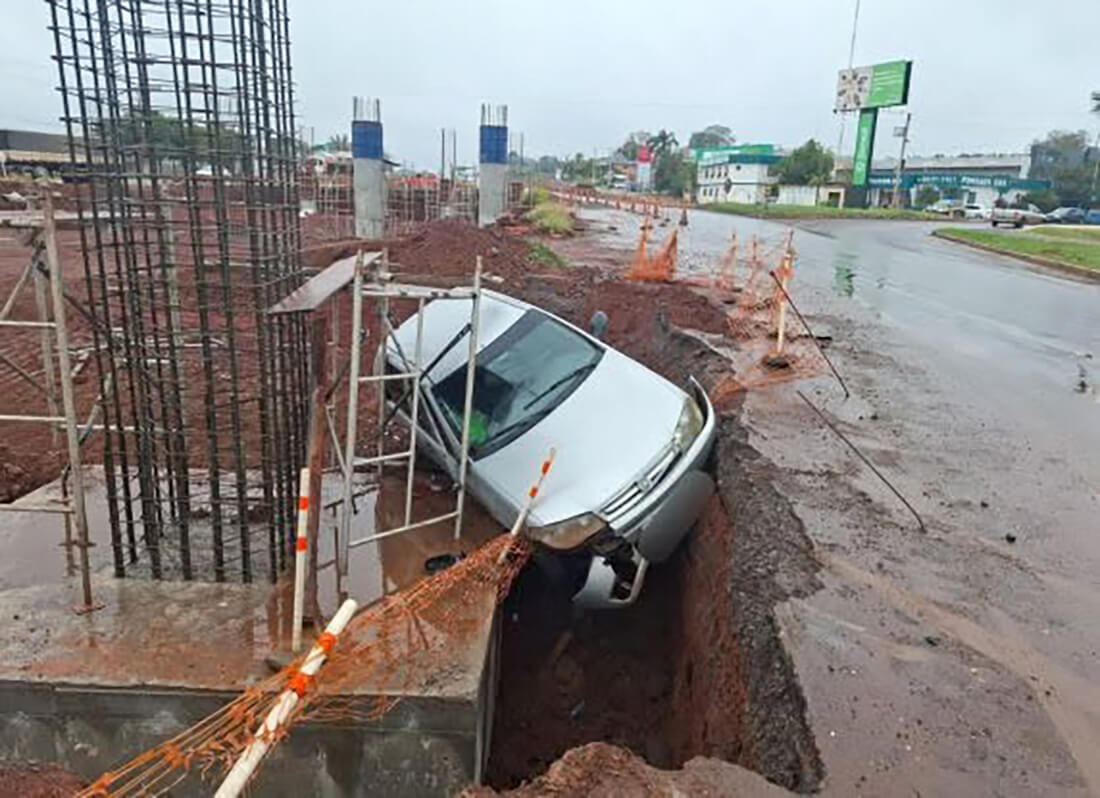 Capa Automóvel cai em buraco de obra na BR-285 e condutor tenta fugir da polícia em Ijuí