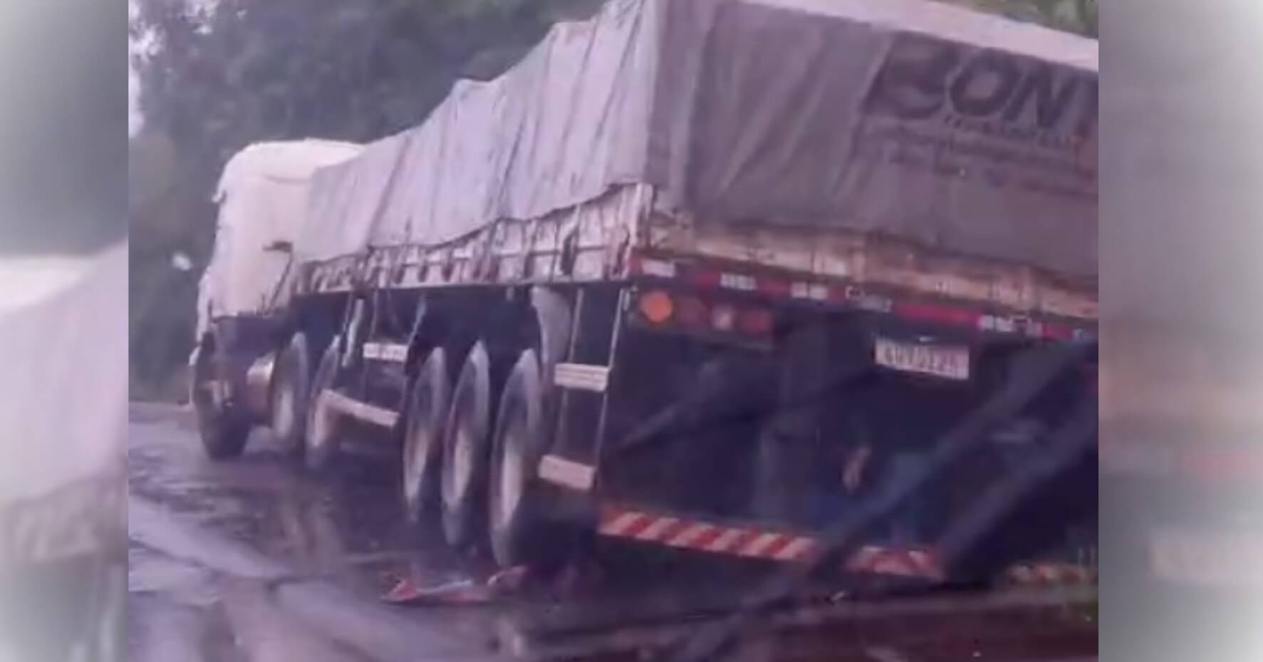 Capa Caminhão sai da pista na BR-386 em Frederico Westphalen