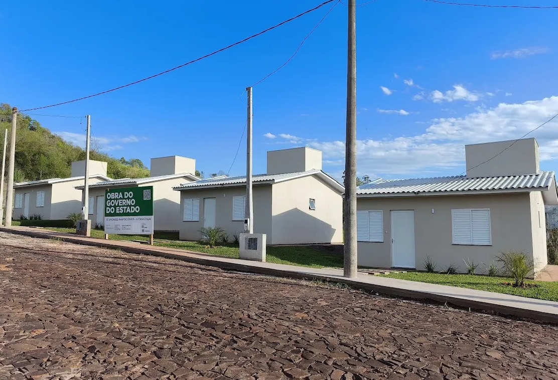 Capa Rodeio Bonito entregou 10 casas definitivas pelo programa A Casa é Sua nesta quarta-feira