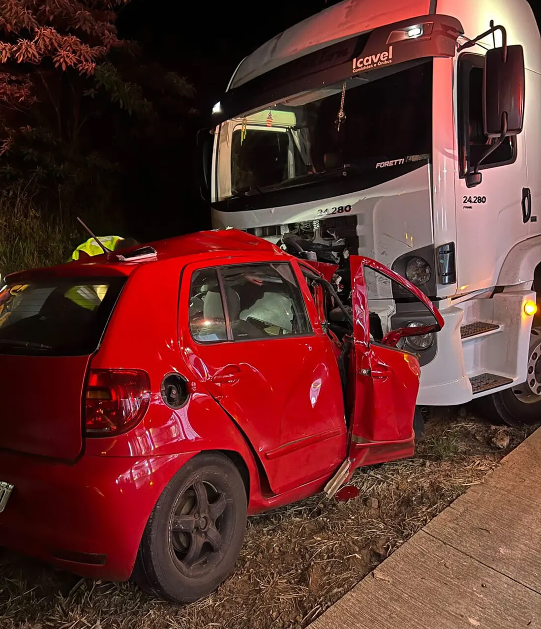 Capa Colisão frontal entre carro e caminhão deixa uma vítima fatal no Oeste de SC