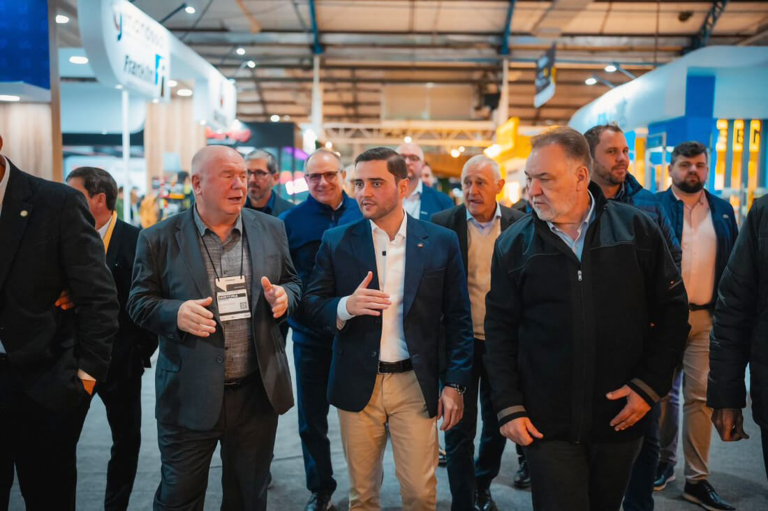 Capa Gabriel Souza visita feira internacional do setor moveleiro e se reúne com lideranças para falar sobre tarifas dos EUA