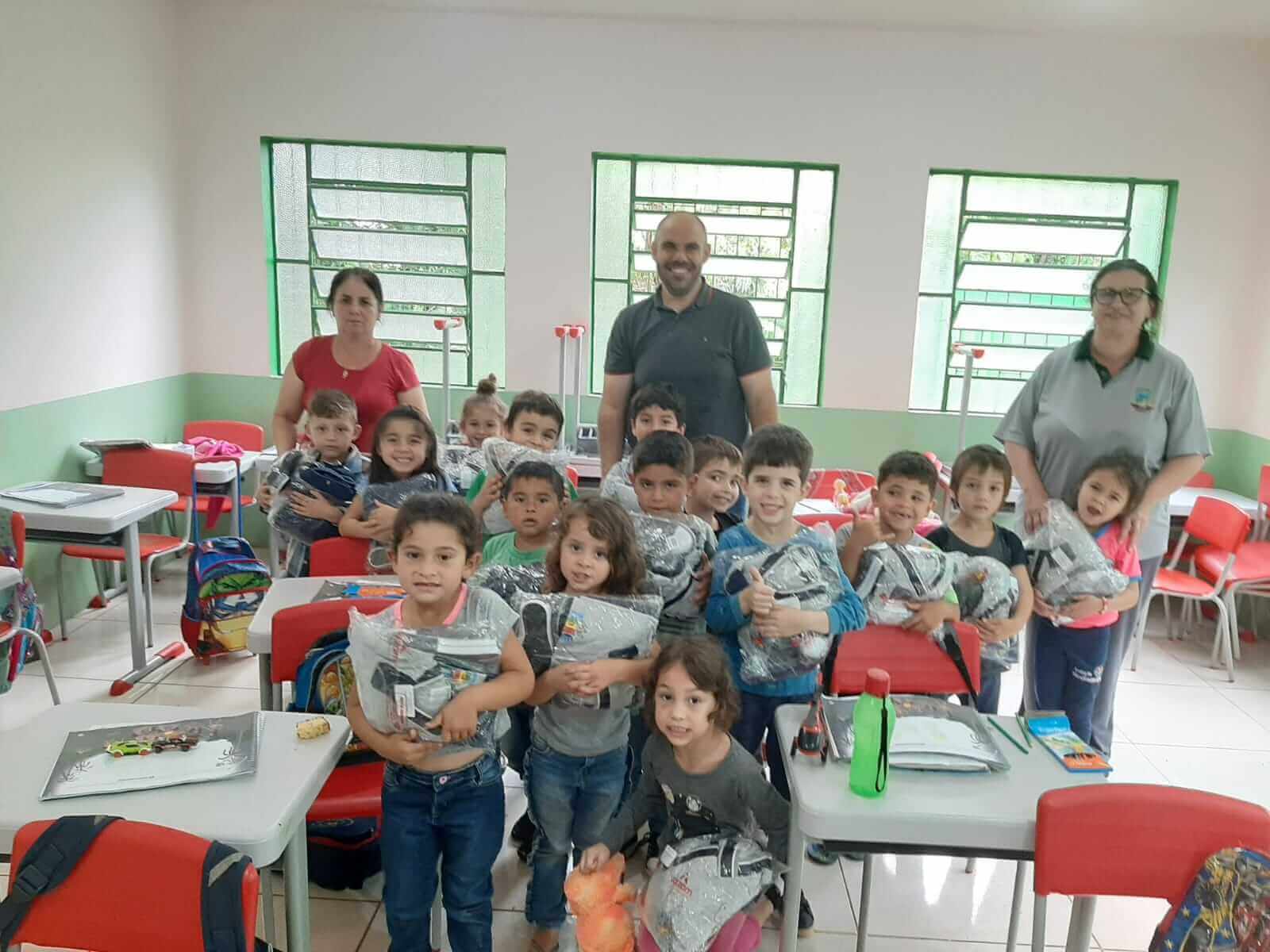 Capa Redentora: alunos das escolas recebem brindes através de programa