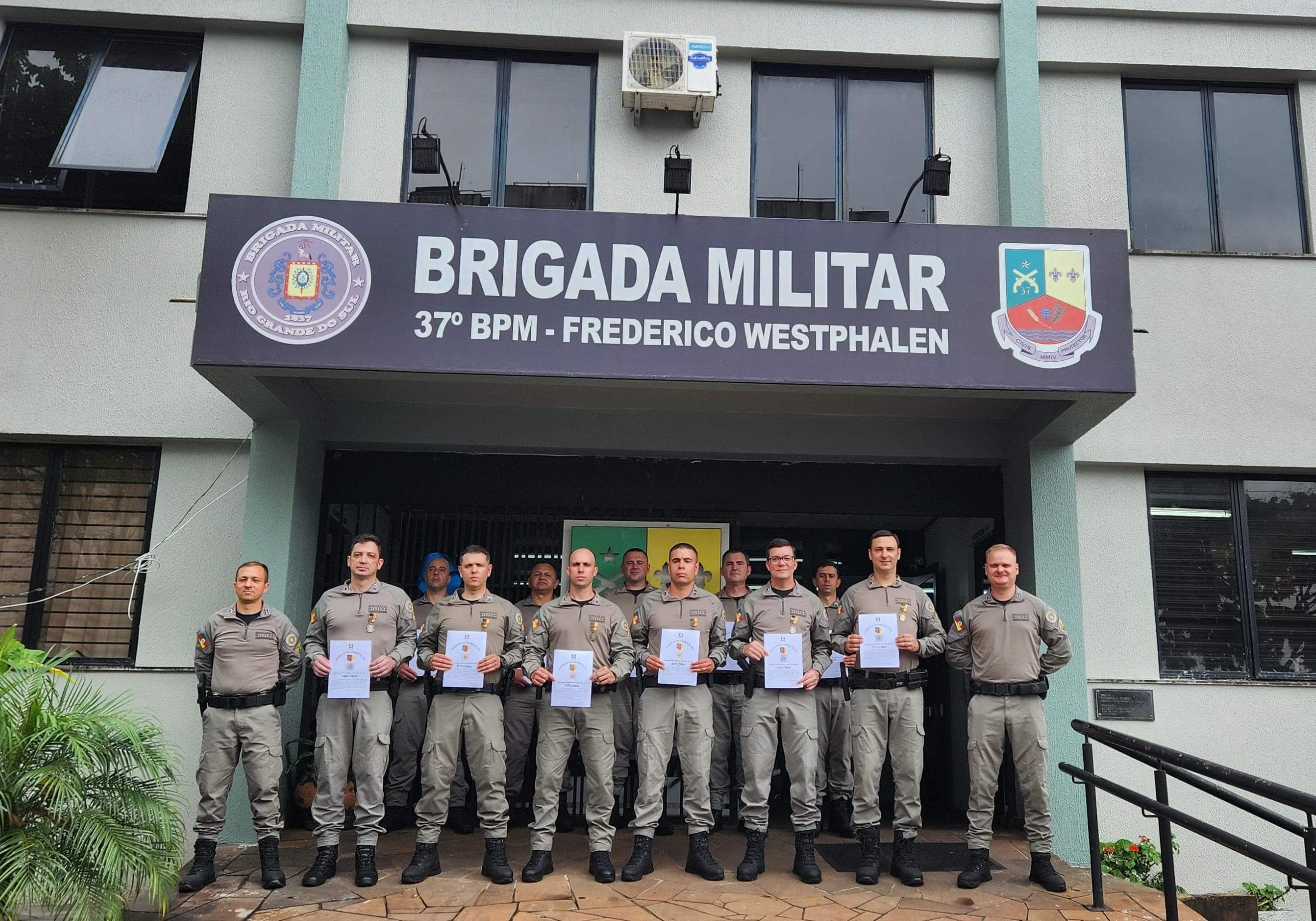 Capa 37º BPM realiza a entrega de medalhas por tempo de serviço aos policiais militares com 10, 20 e 30 anos de serviço na Corporação