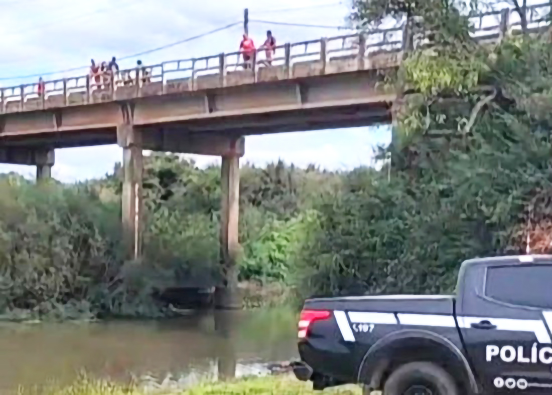 Capa MPRS denuncia pai que atirou filho de cinco anos de ponte em São Gabriel por homicídio, tentativa de homicídio e ameaça