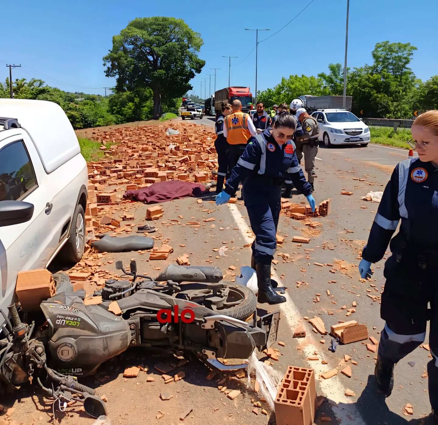 Capa Carga de tijolos cai de caminhão e mata duas pessoas em motocicleta na ERS-118