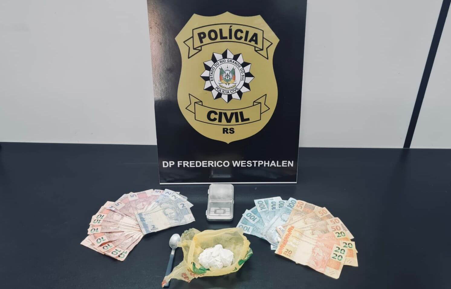 Capa Polícia Civil prende duas pessoas em flagrante por tráfico de drogas e associação para o tráfico em FW