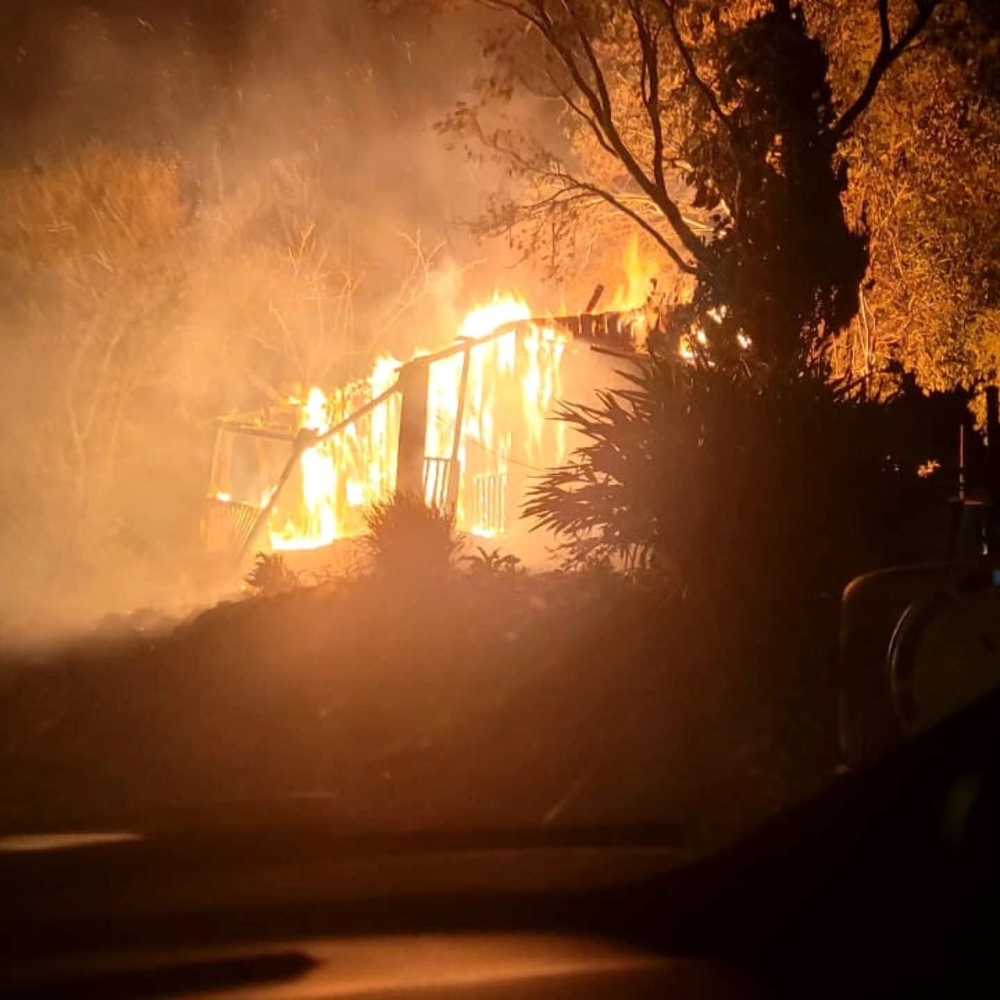 Capa Incêndio destrói residência no bairro São Miguel, em Planalto