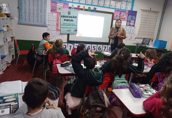 Capa Tenente Portela realiza Projeto de Educação Fiscal e Nota Fiscal Gaúcha nas escolas