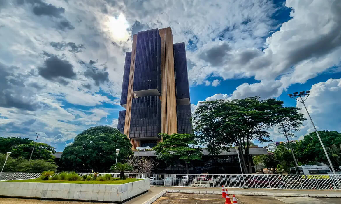 Capa Entidades industriais e do comércio divergem sobre manutenção da Selic