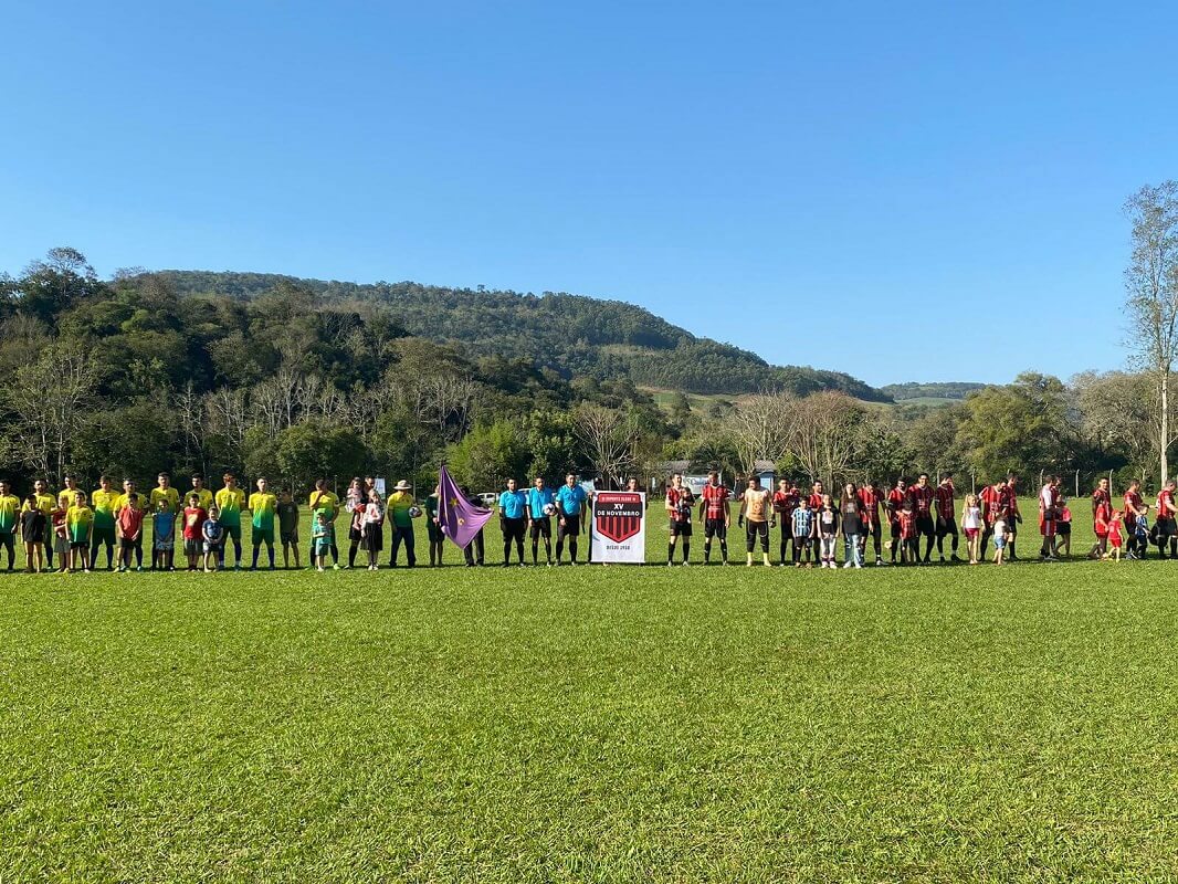 Capa Grande público prestigia jogos da final do Municipal de Campo em Palmitinho