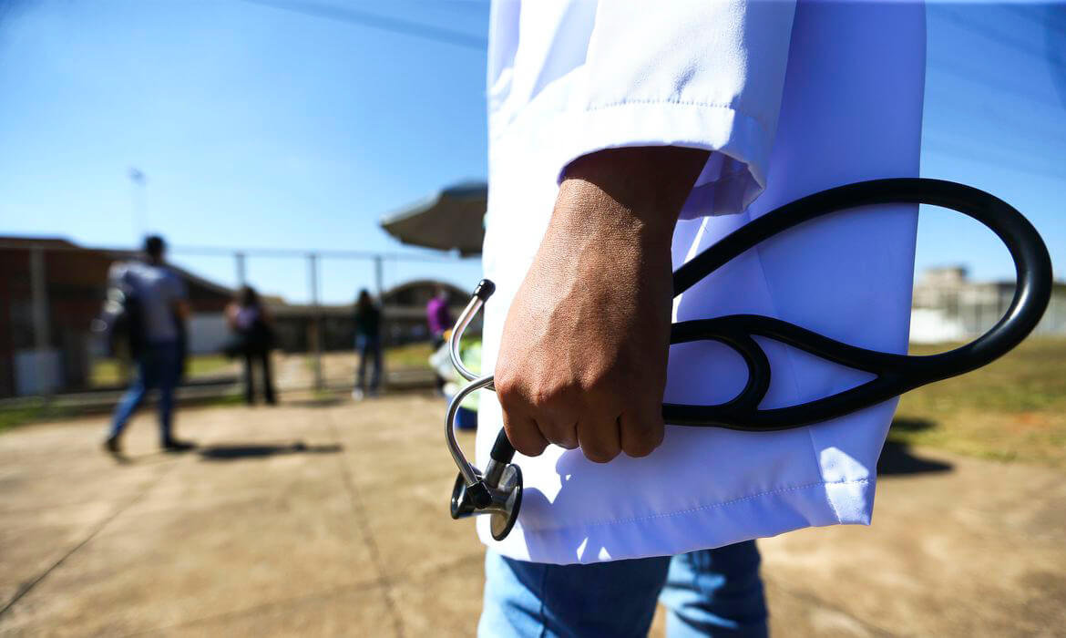 Capa Mais Médicos cria incentivos para fixar profissionais