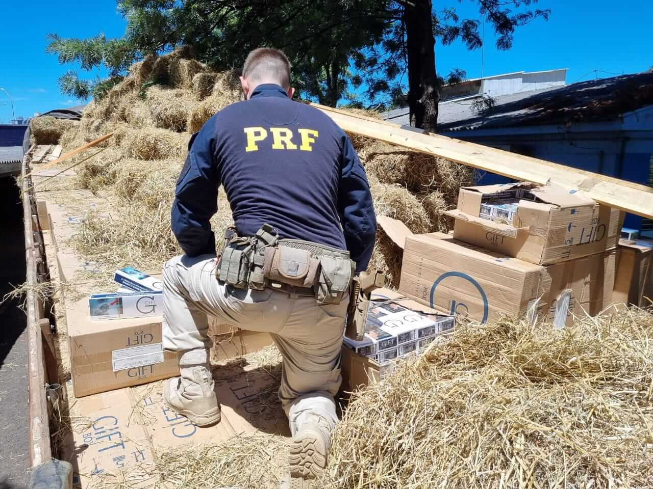 Capa PRF apreende caminhão com cigarros contrabandeados em Espumoso