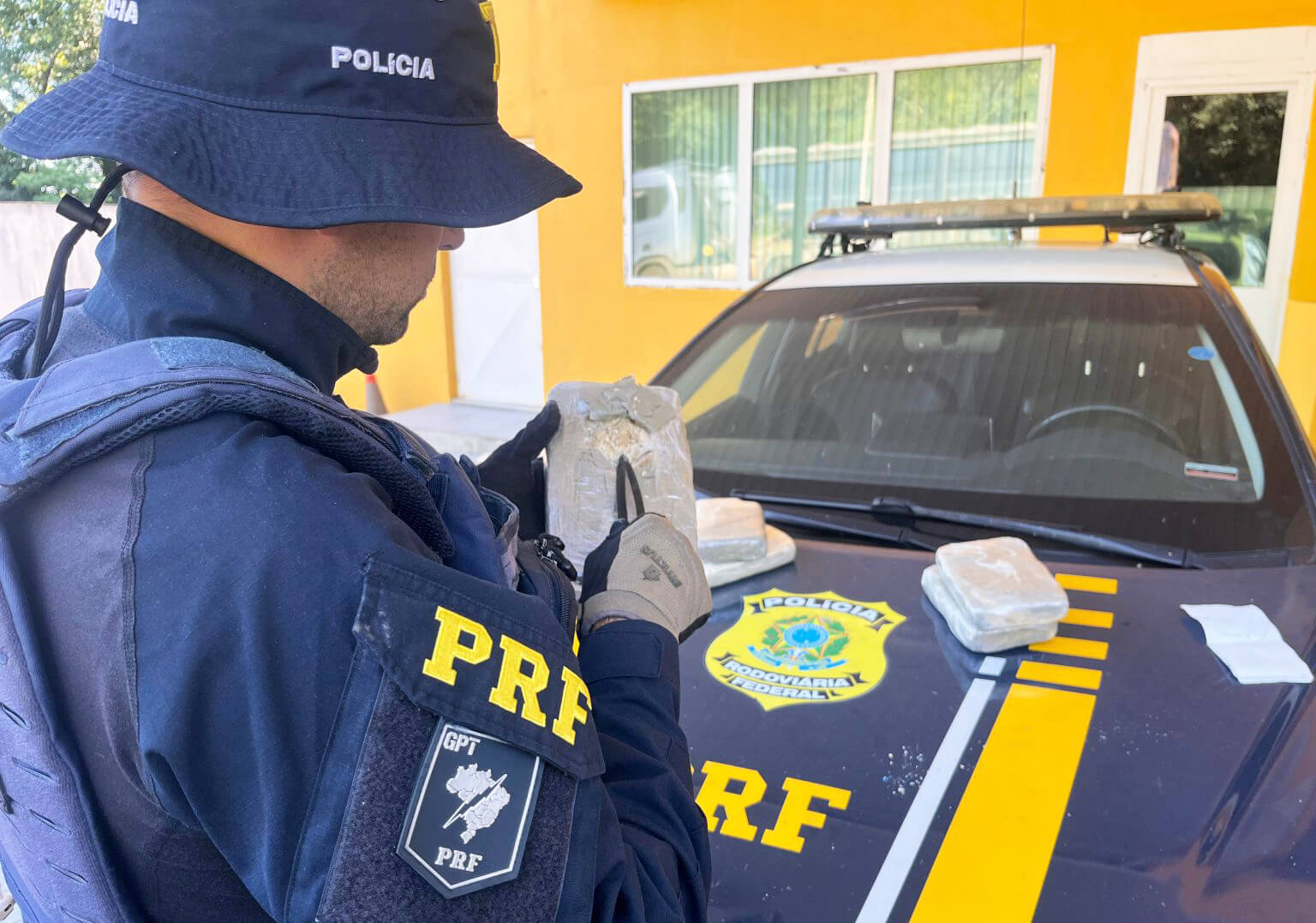 Capa PRF prende homem com 5 Kg de crack na BR-158