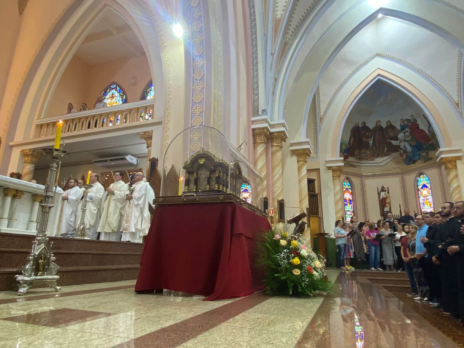 Capa Centenas de fiéis lotam a Catedral para receber as Relíquias de Santa Teresinha