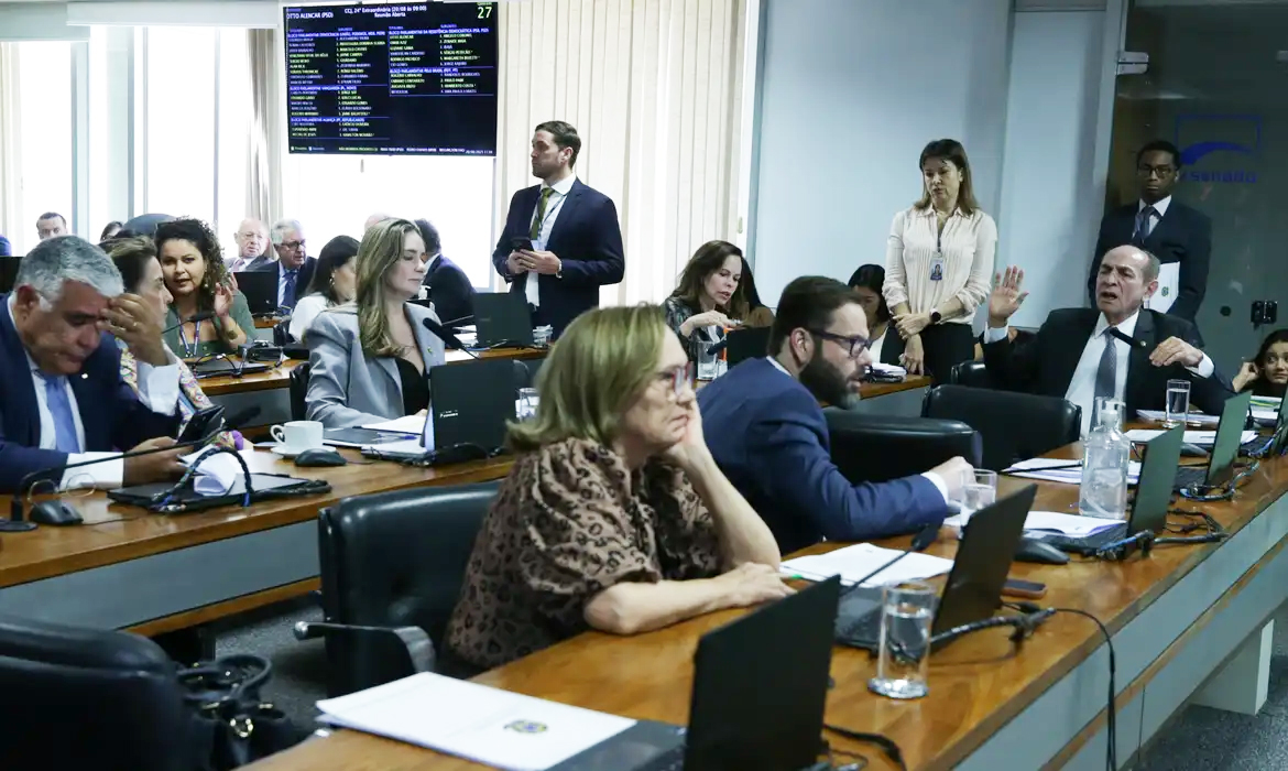 Capa Fim da escala 6x1 é discutida em sessão temática no Senado