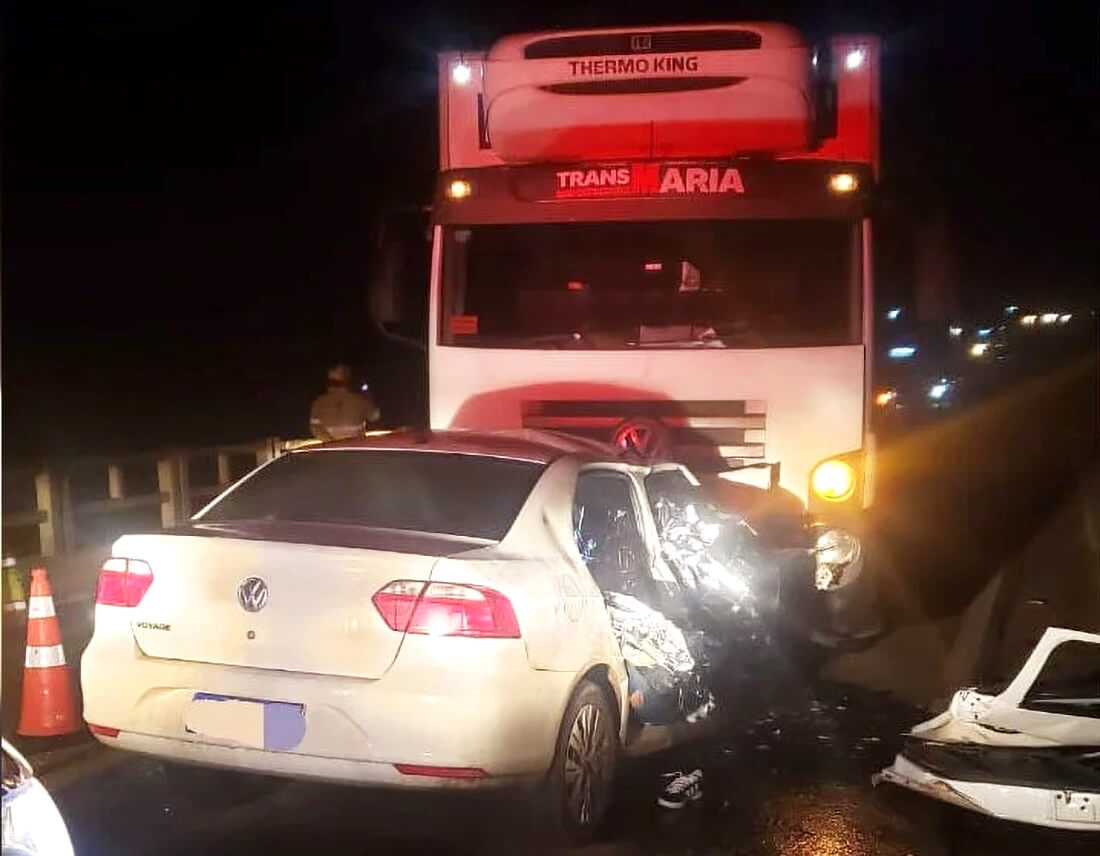 Capa Quatro pessoas morrem em colisão entre caminhão e carro na BR-386