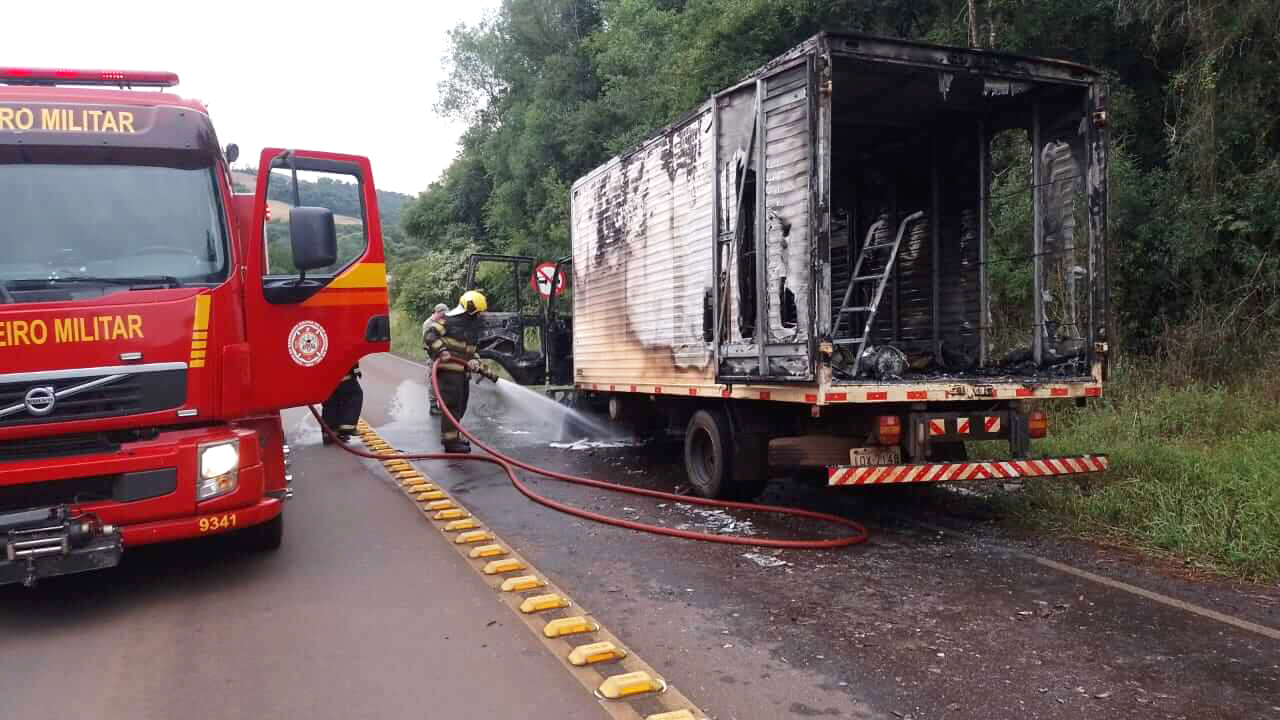 Capa Veículo de empresa de Frederico Westphalen ficou totalmente destruído após incendiar na BR-386