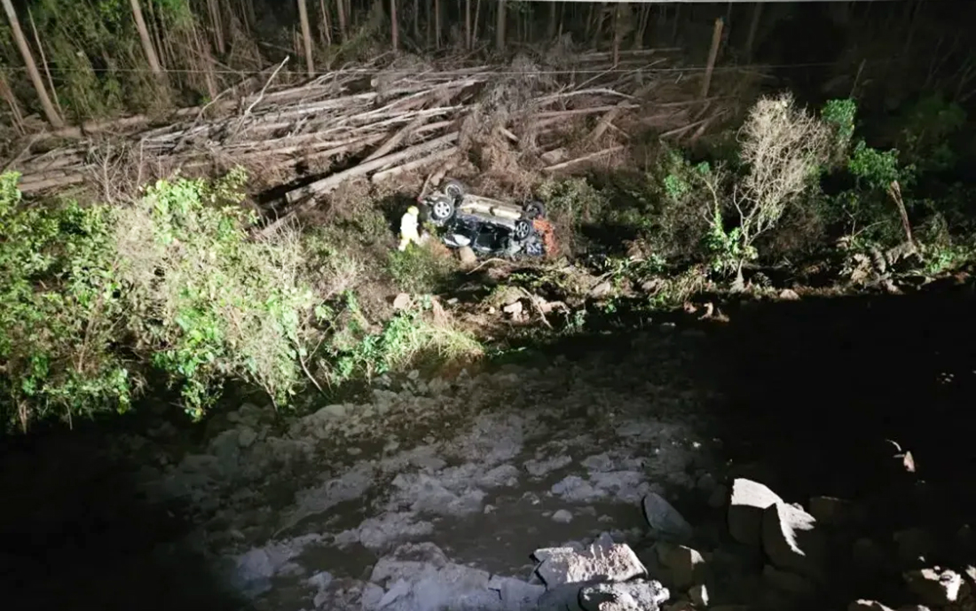Capa Carro despenca de barranco após saída de pista na BR-386, em Estrela