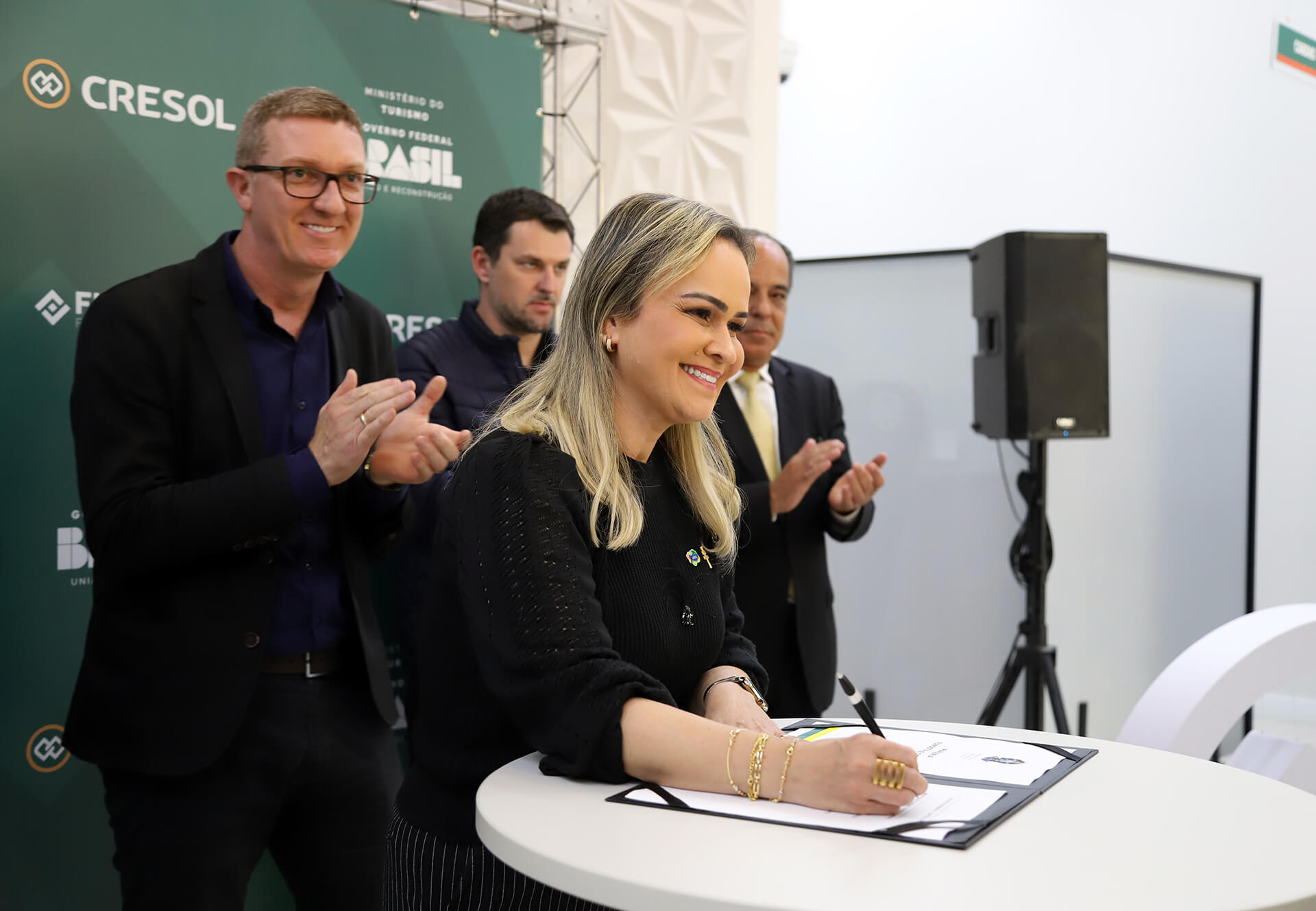 Capa Cresol recebe ministra do Turismo em Foz do Iguaçu