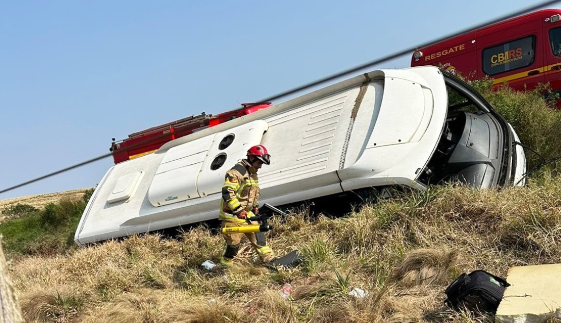 Capa Confirmada uma vítima fatal em tombamento de micro-ônibus de Secretaria Municipal de Saúde