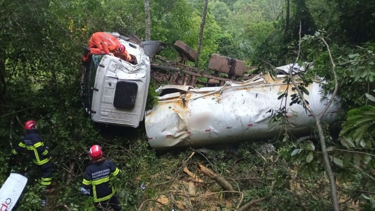 Capa Caminhão com carga de ração cai em ribanceira e deixa motorista ferido no Oeste de SC