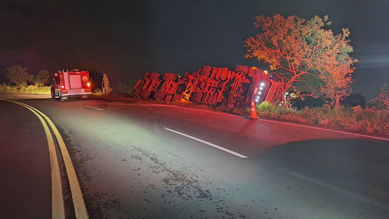 Capa Caminhão tomba na RSC-480, em Erval Grande, após possível falha nos freios
