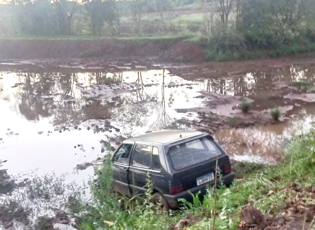 Capa Motorista é preso por embriaguez ao volante após carro cair em açude