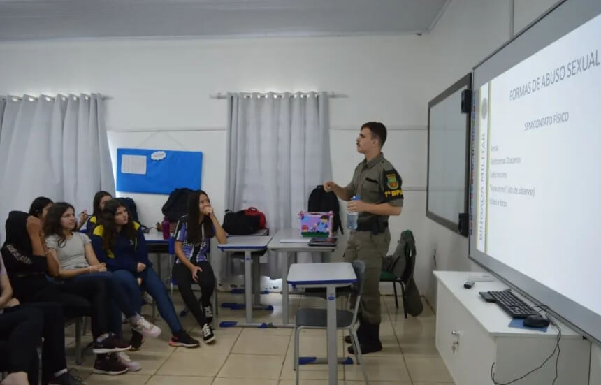 Capa Brigada Militar realiza palestra em Derrubadas