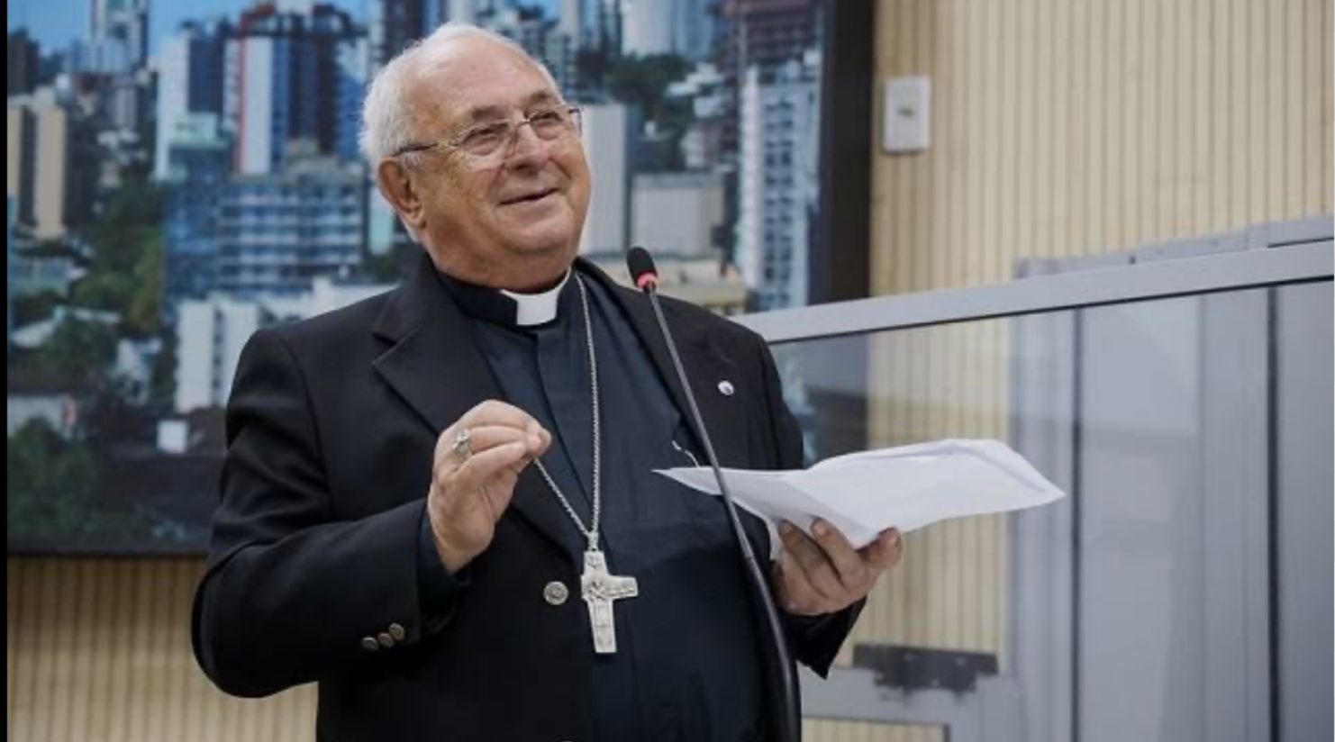 Capa Bispo Dom Zeno Hastenteufel aguarda cirurgia para retirada de tumor no fígado em Porto Alegre