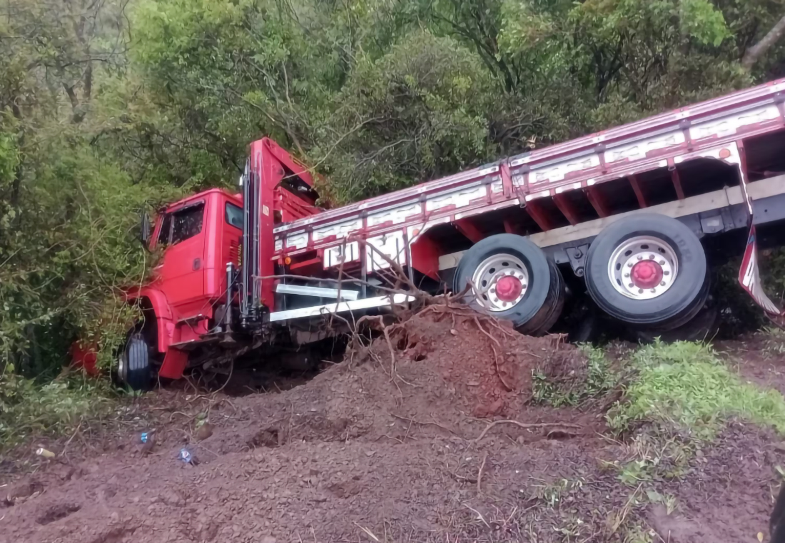 Capa Caminhão sai da pista na ERS-342 em Cruz Alta