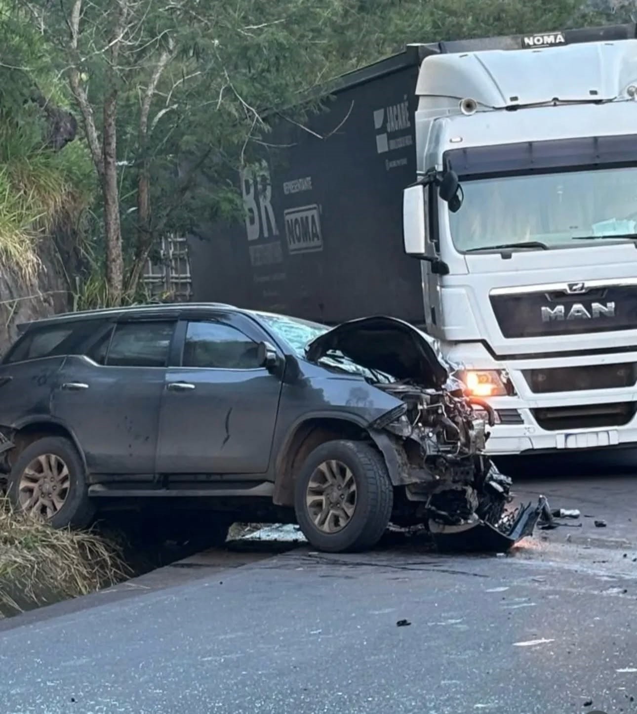 Capa Colisão frontal entre carro e caminhão deixa três feridos na Serra do Goio-Ên, em Nonoai
