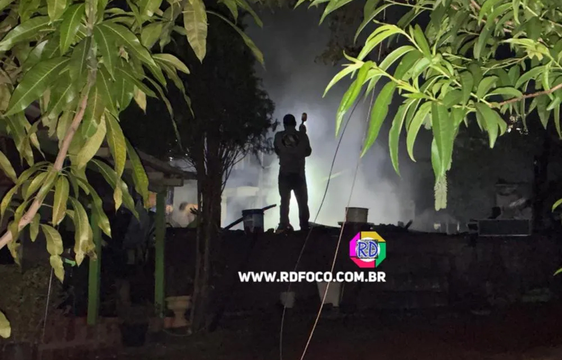 Capa Incêndio destrói residência de madeira em bairro de Redentora