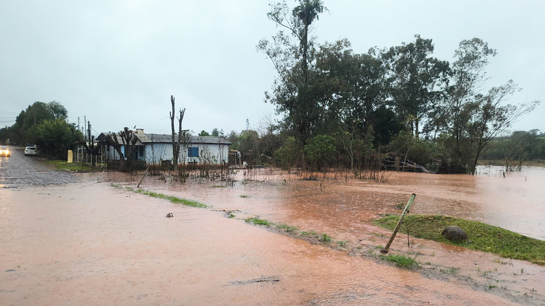 Capa Volume de chuva atinge 200 milímetros e provoca transbordo de rio em Campo Novo