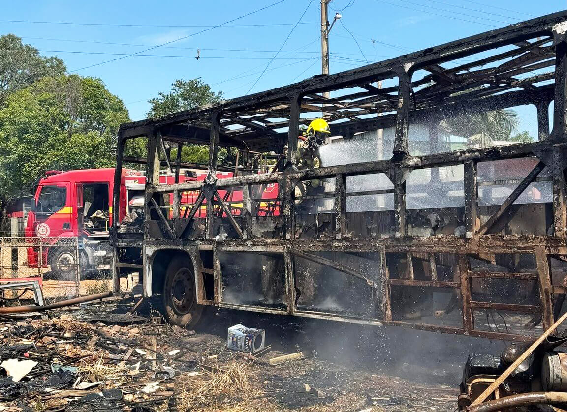 Capa Bombeiros de Nonoai combatem incêndio em ônibus em Trindade do Sul