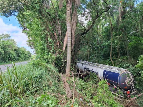 Capa Saída de pista de caminhão-tanque deixa motorista ferido na BR-285 entre Ijuí e Panambi