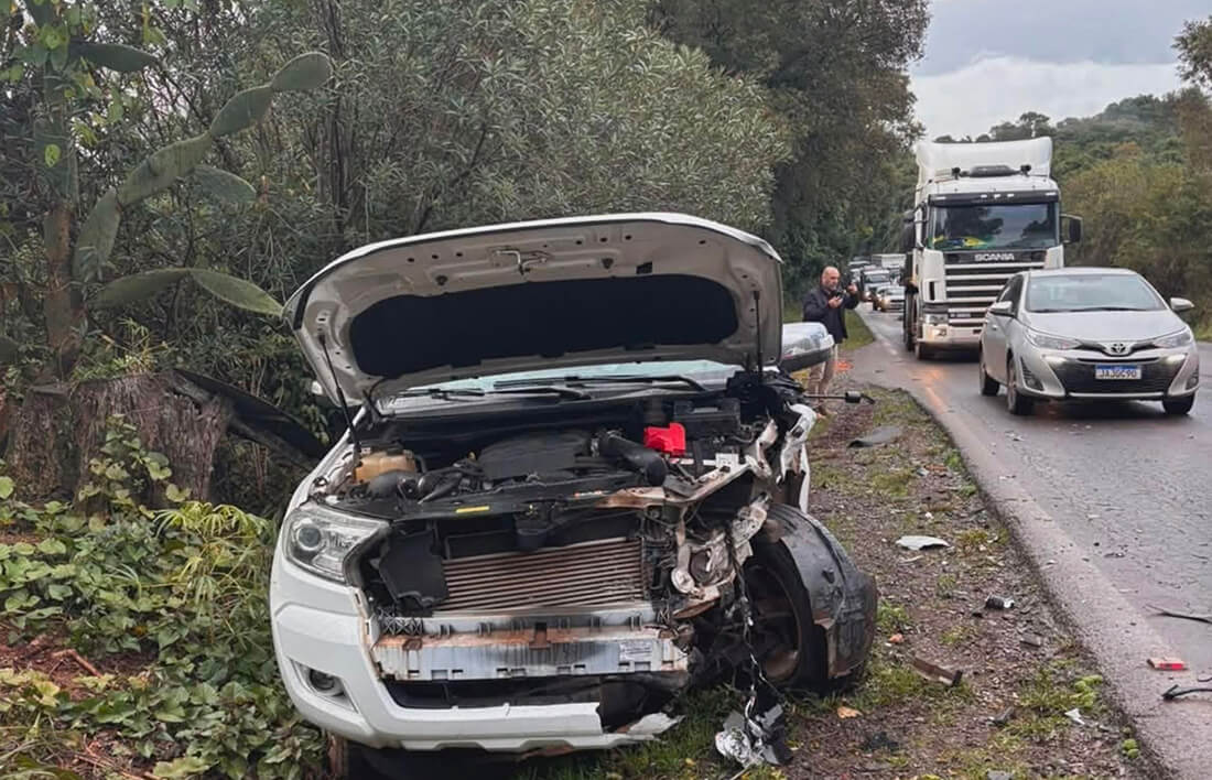 Capa Colisão entre carro e caminhonete deixa motorista ferido na ERS-324 em Marau