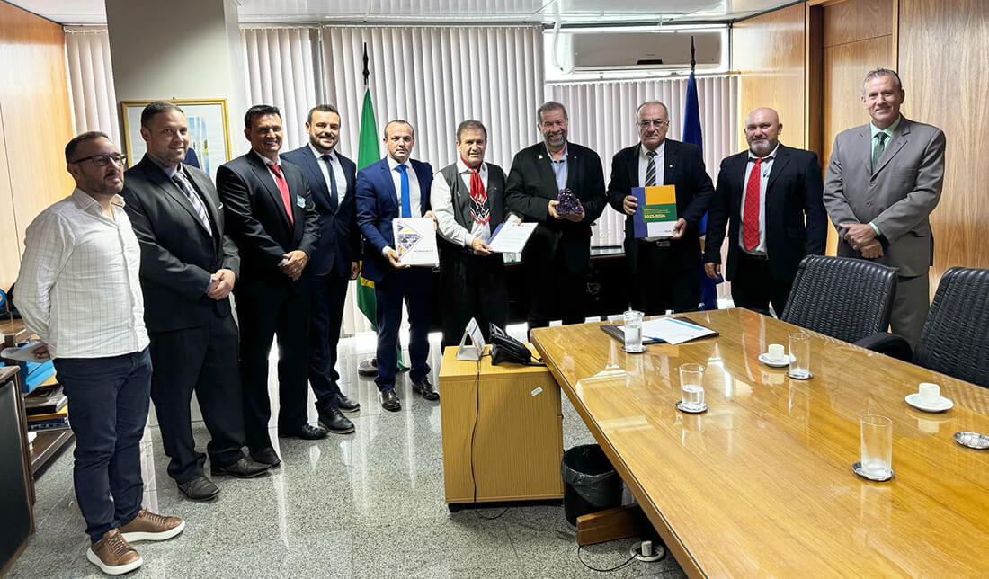 Capa Prefeito de Ametista do Sul busca aposentadoria especial para garimpeiros em audiência com Ministro da Previdência