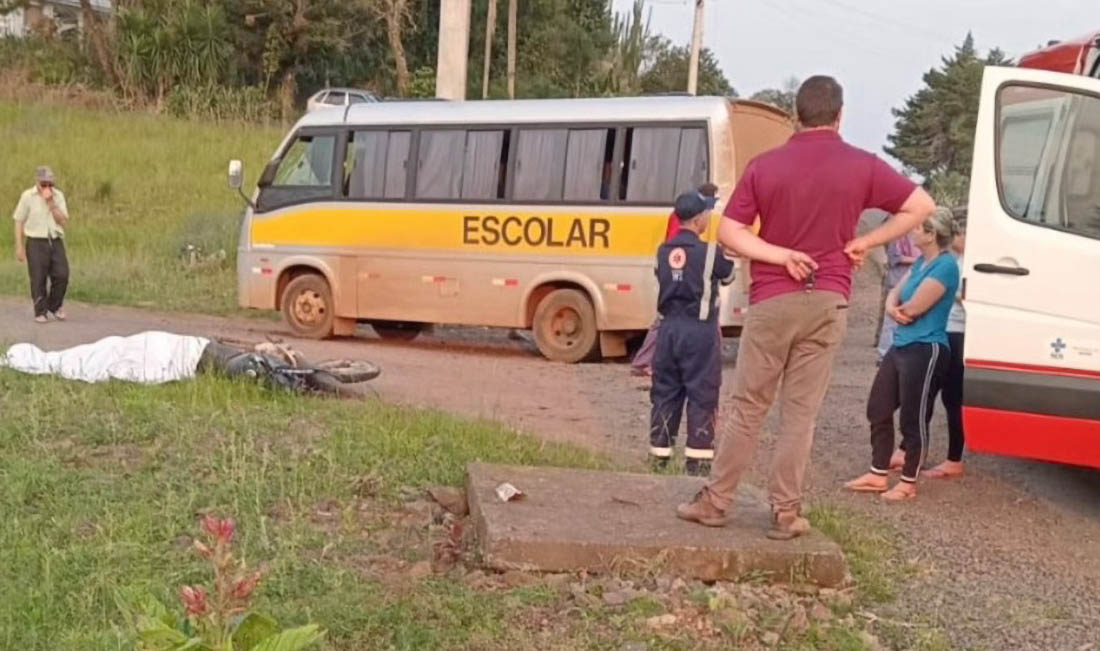 Capa Jovem de 17 anos morre em colisão entre moto e micro-ônibus escolar em Planalto