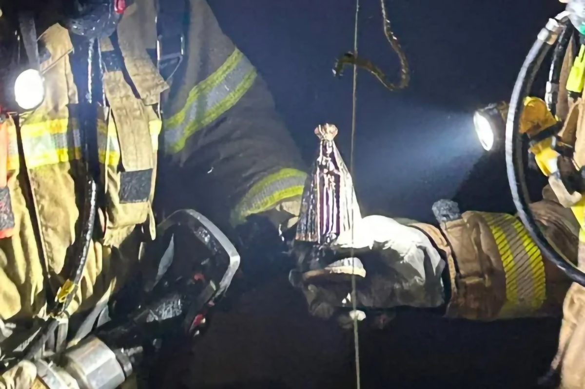 Capa Imagem de N. Senhora Aparecida permanece intacta após incêndio destruir residência em Erechim