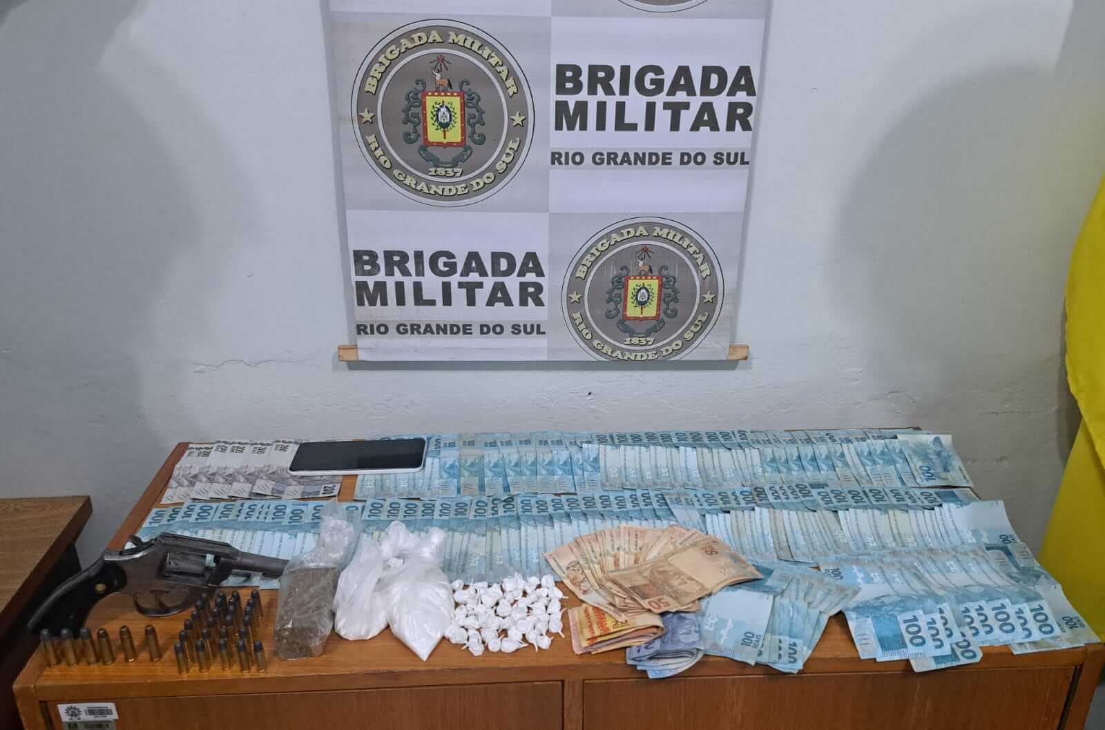 Capa Homem é preso em Humaitá portando drogas e um revólver
