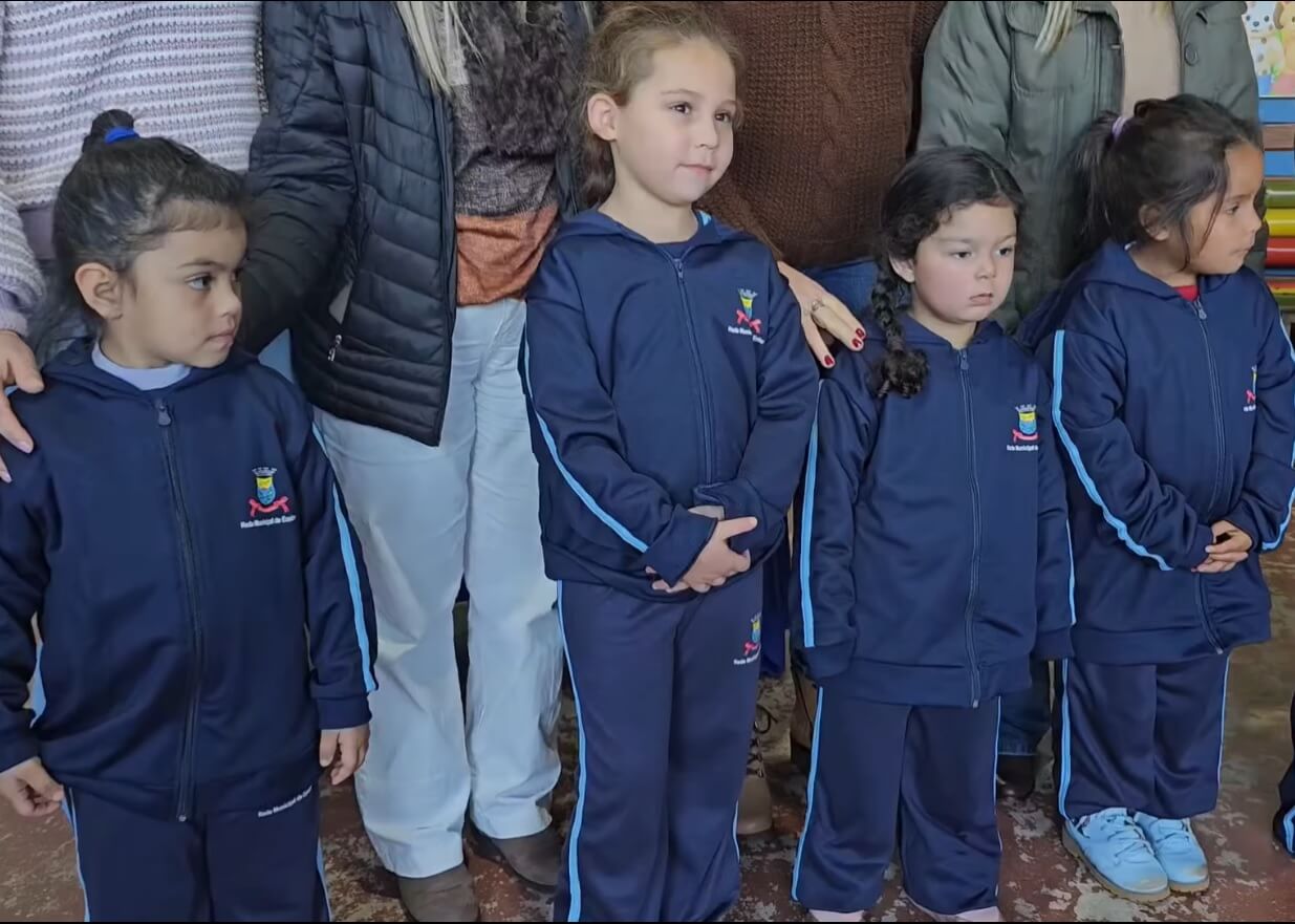 Capa Prefeitura de Constantina realiza entrega de novos uniformes para alunos da rede municipal